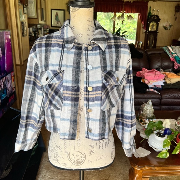 Woman’s Zara plaid cropped jacket - Picture 4 of 16